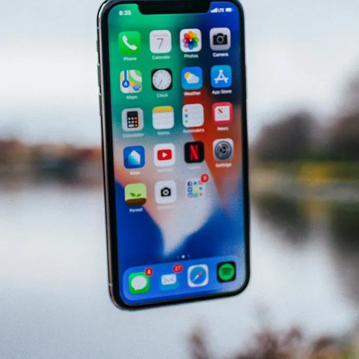Ein Smartphone vor einem unscharfen See